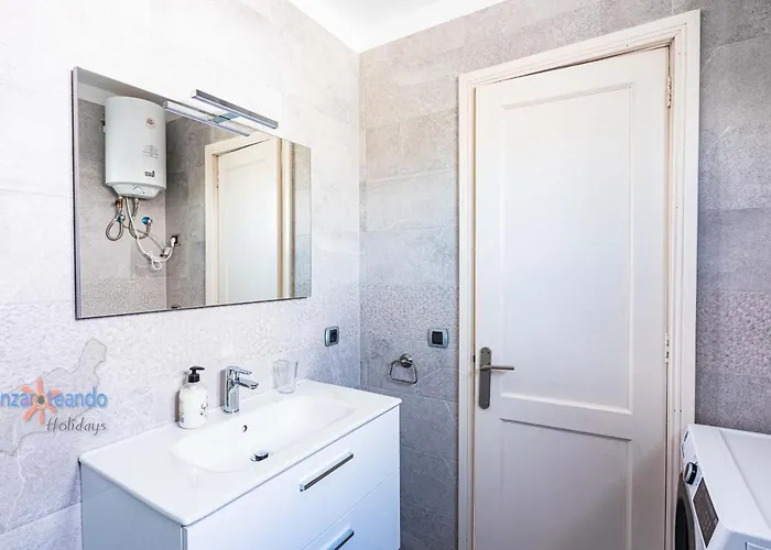 Bellevue Apartment *